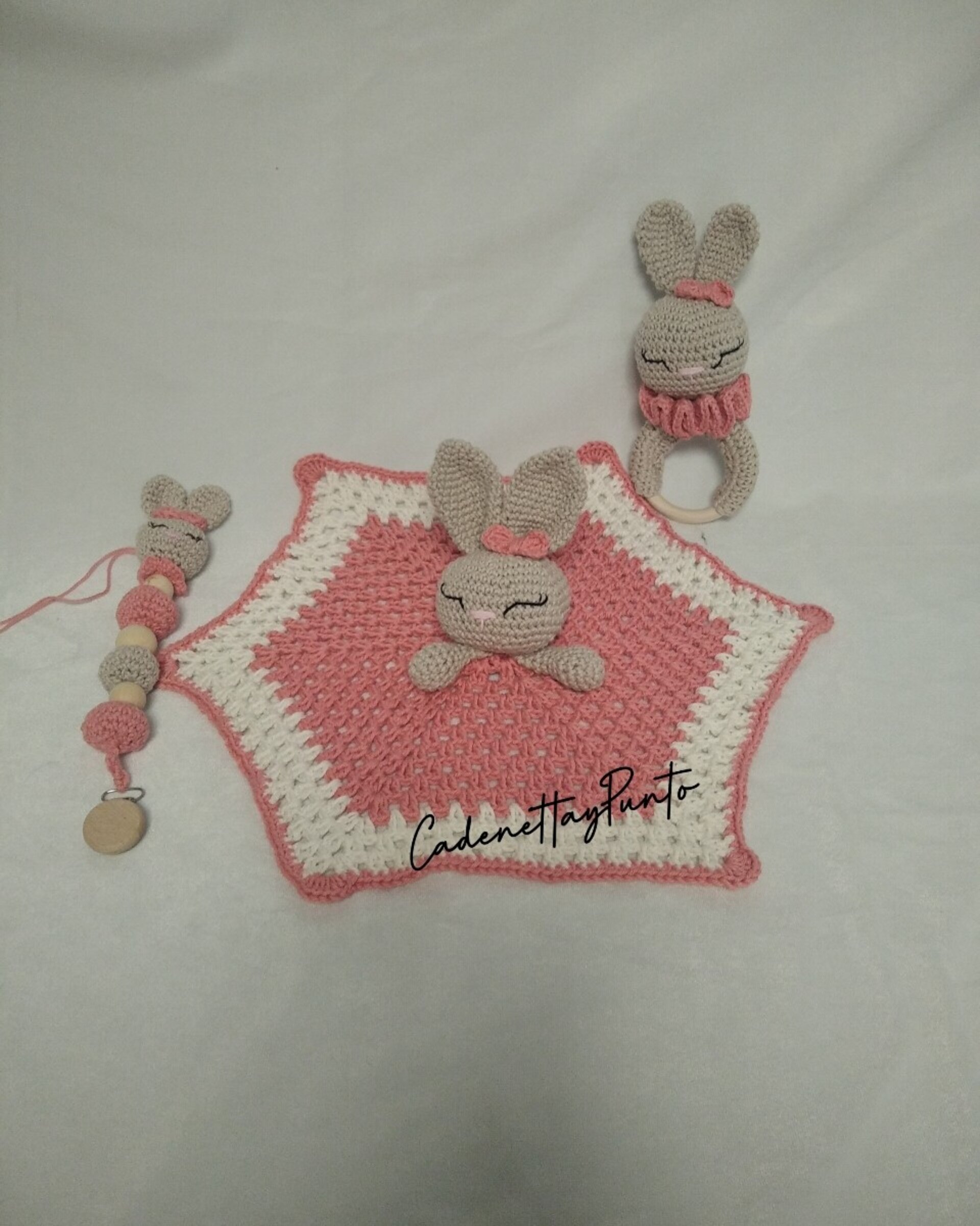 Conjunto Manta de Apego, Sonajero y Portachupete "Conejita Dormilona" - 4