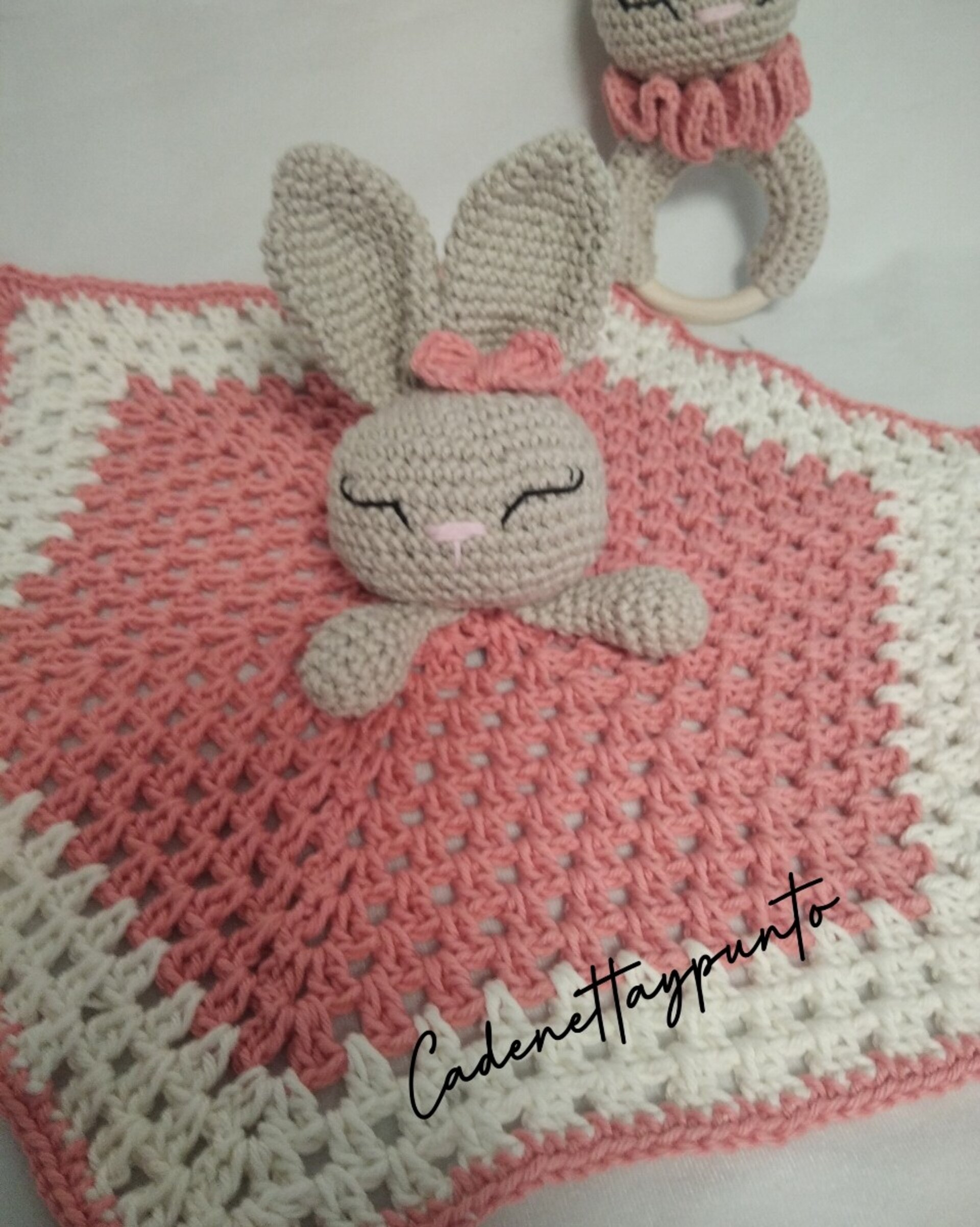 Conjunto Manta de Apego, Sonajero y Portachupete "Conejita Dormilona" - 3