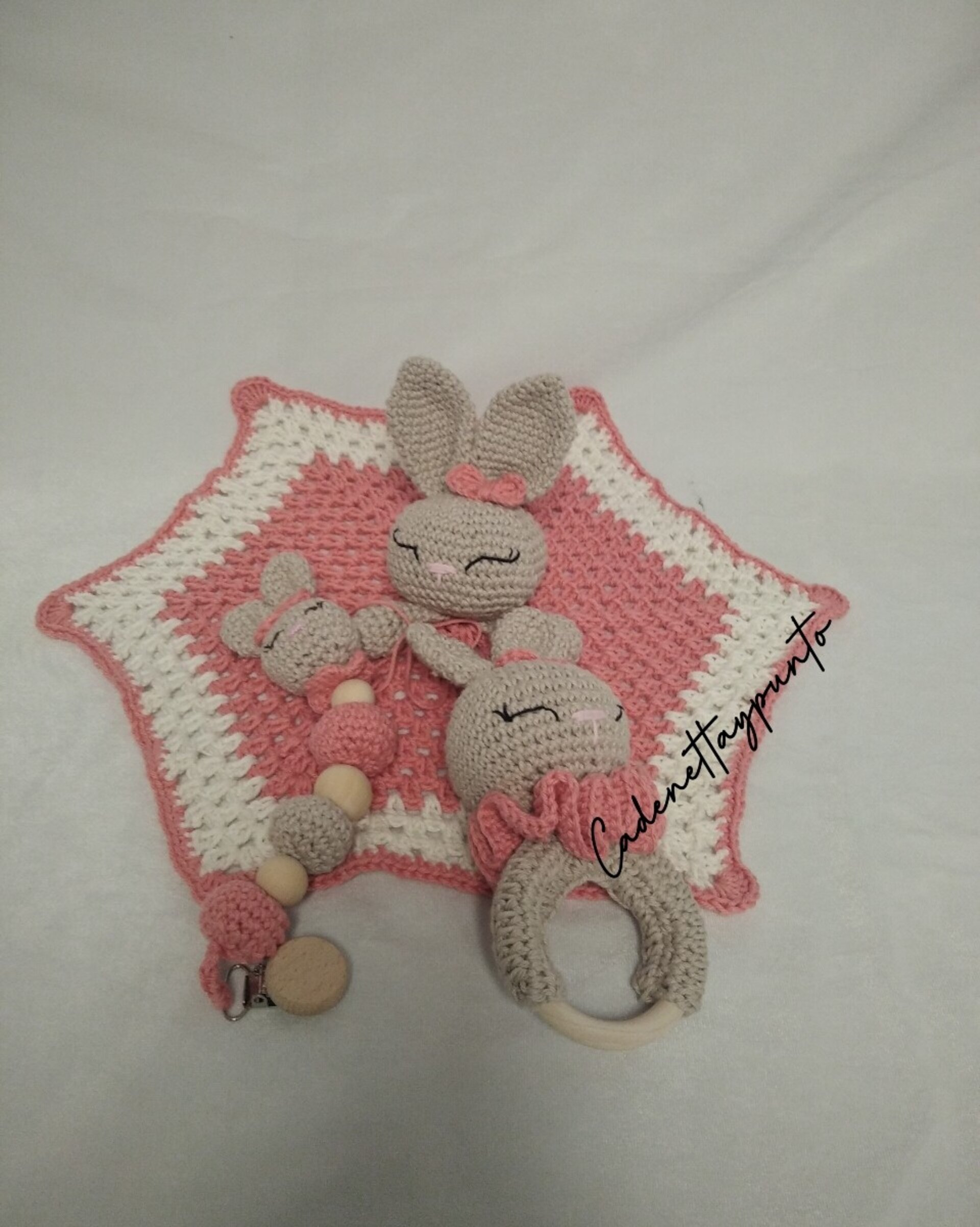 Conjunto Manta de Apego, Sonajero y Portachupete "Conejita Dormilona" - 2